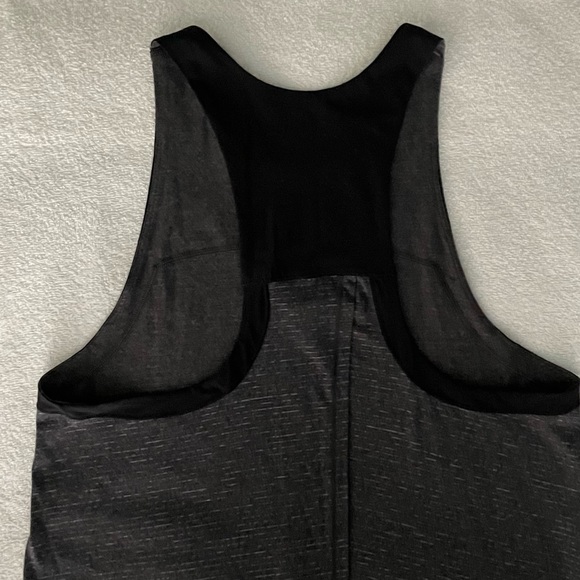 lululemon Clip-In Tank Size 6 - Picture 9 of 14